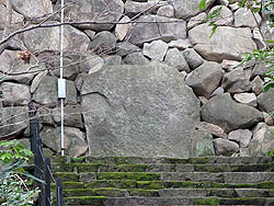 岡崎城天守の北側石垣に見える鏡石
