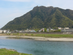 長良川越しに望む岐阜城です。