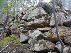 急斜面上に配置された登り石垣