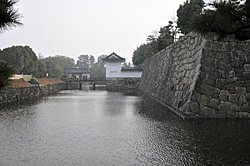 本丸水堀と櫓門