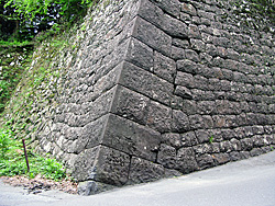 道路に突き出た石垣