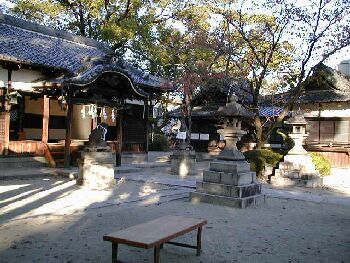 阪急高槻駅を南下したところに野辺神社。