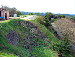 名護屋城本丸斜面の石垣