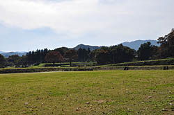稲荷神社の境内を抜けると鉢形城の二の曲輪